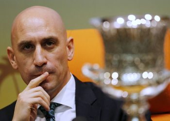 Dünya Kupası töreninde İspanyol futbolcuyu 'dudağından öpen' Federasyon Başkanı Rubiales istifa etti