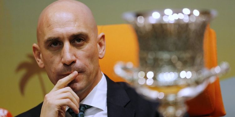 Dünya Kupası töreninde İspanyol futbolcuyu 'dudağından öpen' Federasyon Başkanı Rubiales istifa etti