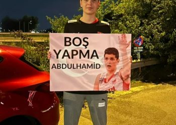 Ebrar Karakurt, 'Müslüman Türkler sana tahammül ediyor' diyen kişiye verdiği yanıtı pankart yaptı