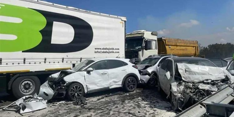 Edirne'de zincirleme kaza: 12 araç birbirine girdi, 1 ölü, 36 yaralı var