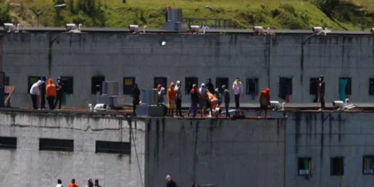 Ekvador'da cezaevlerinde isyan: 57 gardiyan ve 7 polis rehin alındı