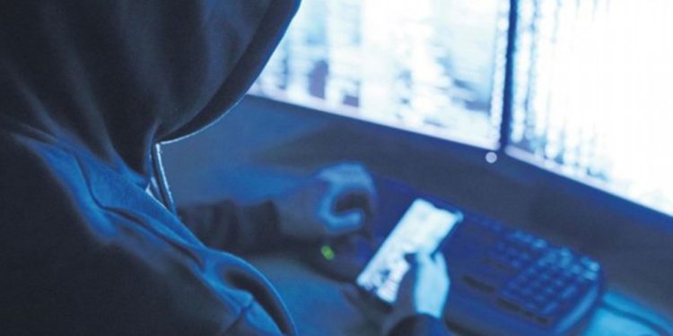 Emekli emniyet müdürü dolandırıcıların kurbanı oldu