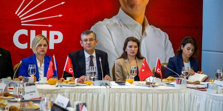 En net cevabı verdi: Özgür Özel Meclis Grup Başkanlığı’ndan istifa edecek mi?