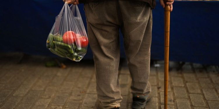 Enflasyon en çok memur, emekli ve işçiyi etkiledi: Asgari ücretin 2 bin 217 lirası eridi