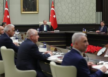 Erdoğan, öğrencilere vergisiz telefon ve bilgisayar düzenlemesi şartlarını açıkladı