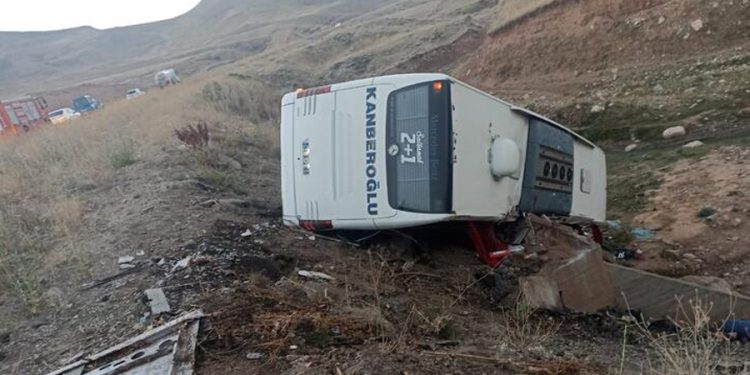 Erzurum’da otobüs şarampole yuvarlandı: 3 ölü, 21 yaralı