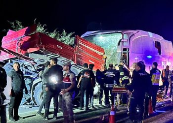 Erzurum’da yolcu otobüsü traktöre çarptı: 2  ölü, 14 yaralı