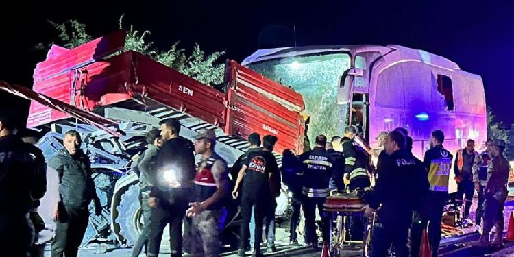 Erzurum’da yolcu otobüsü traktöre çarptı: 2 ölü, 14 yaralı