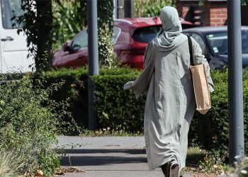 FRANSA | Danıştay, okullarda ‘abaya ve kamis’ giyilmesi yasağını onadı