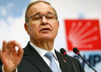 Faik Öztrak: 'Silkinip ayağa kalkmak zorundayız, 'Kırıldım, küstüm' diye mücadeleyi bırakamayız'