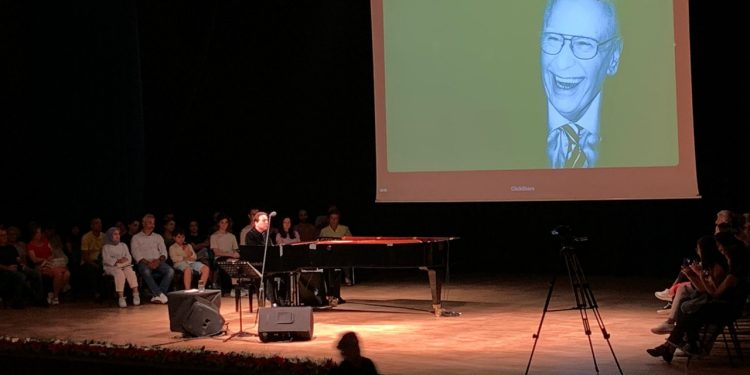 Fazıl Say, babası Ahmet Say için piyanonun başına geçti