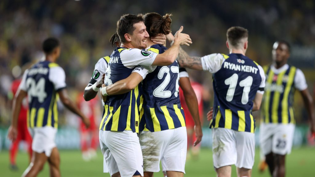 Fenerbahçe üç puan ile başladı