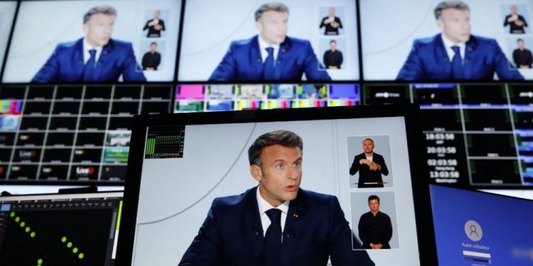 Fransa, darbenin olduğu eski sömürgesi Nijer'deki büyükelçisini ve askerlerini geri çekiyor