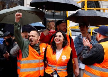 Fransa ve İngiltere'de enflasyon üzerinde zam talebiyle grevler