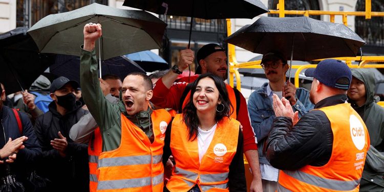 Fransa ve İngiltere'de enflasyon üzerinde zam talebiyle grevler