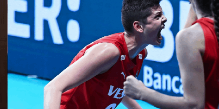 Galatasaray Düşünce Derneği'nden Ebrar Karakurt'a destek açıklaması: 'Sesi çok çıkan bir azınlık tarafından yapılan saldırı kabul edilemez'