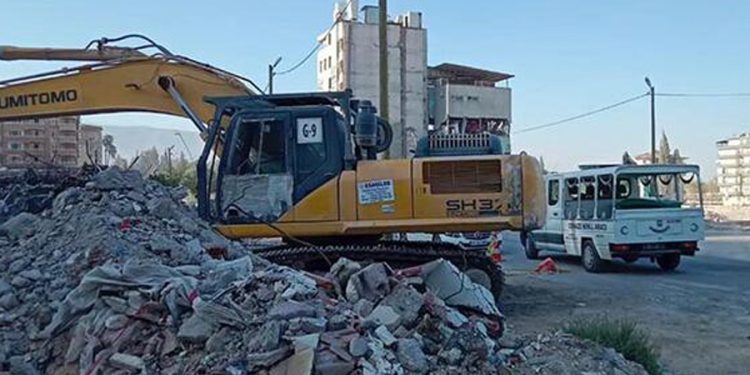 Hatay’da depremin 215’inci gününde temel kazısında enkazdan ceset çıktı