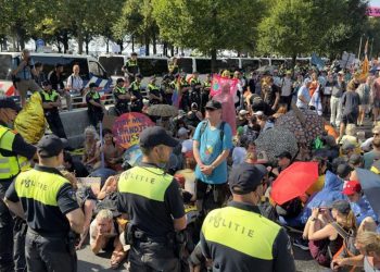 Hollanda'da yolu kapatarak eylem yapan yaklaşık 2 bin çevreci aktivist gözaltına alındı