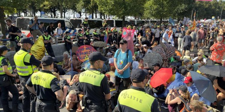 Hollanda'da yolu kapatarak eylem yapan yaklaşık 2 bin çevreci aktivist gözaltına alındı
