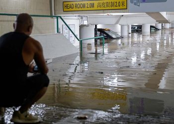 Hong Kong ve güney Çin'de rekor yağışların ardından seller: 100'den fazla kişi hastaneye kaldırıldı