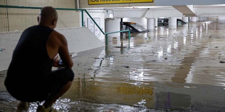 Hong Kong ve güney Çin'de rekor yağışların ardından seller: 100'den fazla kişi hastaneye kaldırıldı