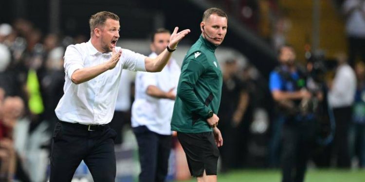 İkinci yarı kırmızı karta kadar sahada bir takım vardı, sonuç hayal kırıklığı