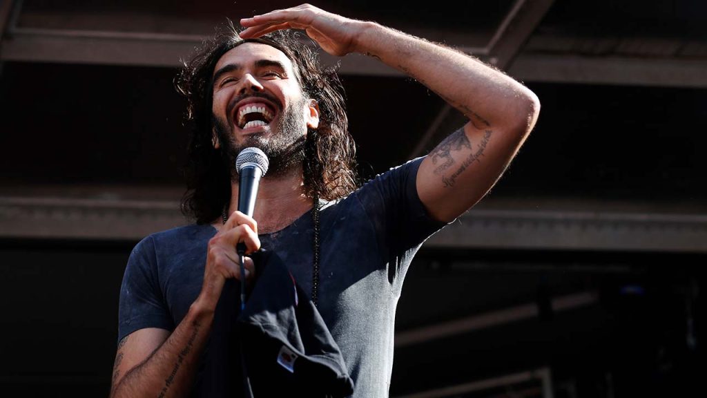 İngiliz komedyen Russell Brand'e cinsel saldırı suçlaması