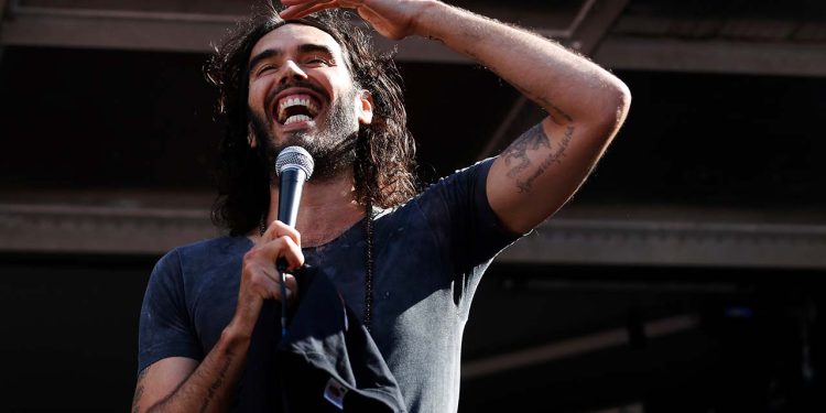 İngiliz komedyen Russell Brand'e cinsel saldırı suçlaması