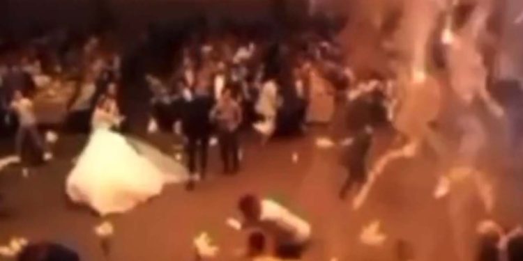 Irak’ın Musul kentindeki düğün salonunda çıkan yangında en az 100 kişi öldü, 500 kişi de yaralandı