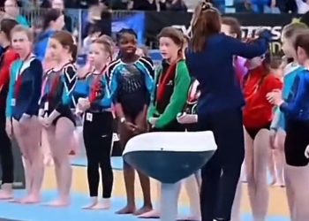 İrlanda’da ırkçı öğretmen skandalı: Bütün çocuklara madalya taktı, siyahi kızı es geçti