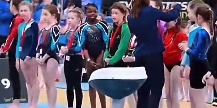 İrlanda’da ırkçı öğretmen skandalı: Bütün çocuklara madalya taktı, siyahi kızı es geçti