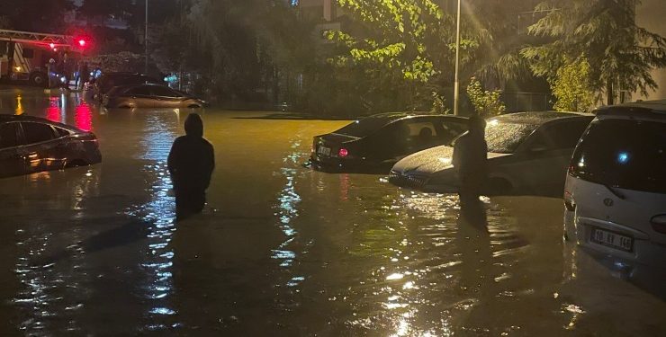 İstanbul’da kuvvetli yağış sele neden oldu: İki ölü