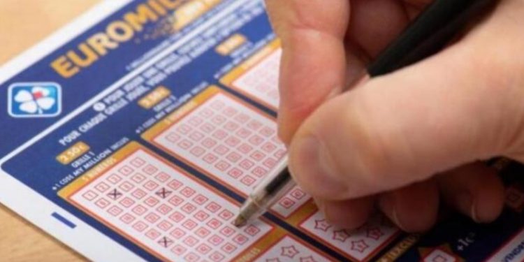 İşten atıldı, milyoner oldu