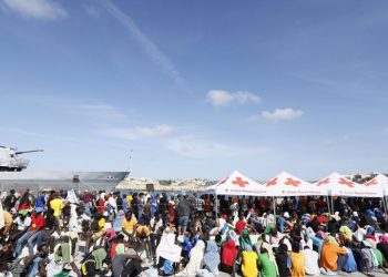 İtalyan adaya bir günde 6 bin 800 göçmen çıktı, karşılama merkezi doldu taştı