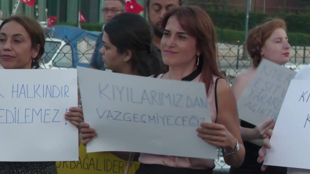 Kadıköy'de 'Kıyı işgali' eylemi: 'Bugün çit dikenlerin, yarın duvar örmeyeceğini nereden bileceğiz'