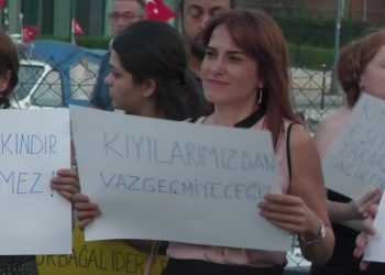 Kadıköy'de 'Kıyı işgali' eylemi: 'Bugün çit dikenlerin, yarın duvar örmeyeceğini nereden bileceğiz'