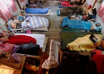 Karadağ'da 'yan gelip yatma' yarışmasında rekor: 20 gündür devam ediyor