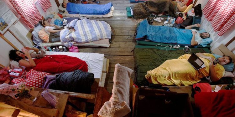 Karadağ'da 'yan gelip yatma' yarışmasında rekor: 20 gündür devam ediyor