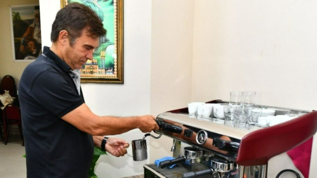 Kibar Feyzo, barista kursunu bitirdi