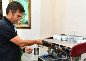 Kibar Feyzo, barista kursunu bitirdi