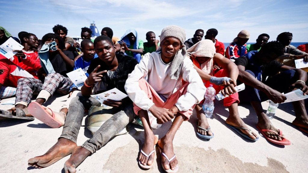 Küçük İtalyan adası Lampedusa 'krizde': 48 saatte ada nüfusundan fazla göçmen ulaştı