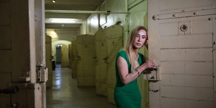 Kürt sanatçı Hozan Cane Tenkil Müzesi’nden seslendi: ‘Cezaevinde yeni doğan bebeklerin acılarını gördüm, işkenceleri gördüm’