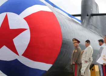 Kuzey Kore ilk taktik nükleer silahlı denizaltısını tanıttı