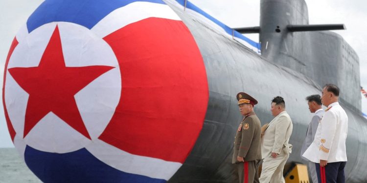 Kuzey Kore ilk taktik nükleer silahlı denizaltısını tanıttı