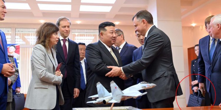 Kuzey Kore liderinin kardeşi 7 bin dolarlık çantayla görüntülendi: Abisi Kim'le beraber Rusya'daydı