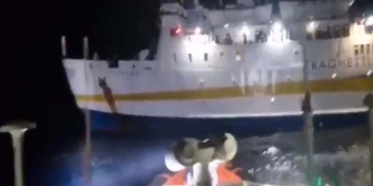 Lampedusa'dan yola çıkmıştı: İtalya'da 177 kişiyi taşıyan feribotta yangın