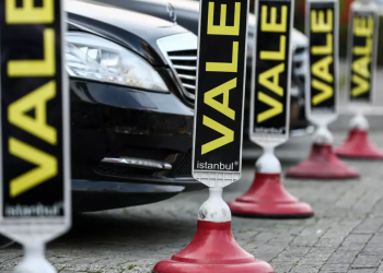 Lüks restoranda arabasını valeye bıraktı olan oldu: 27 bin 800 Euro bulunan zarfı çalındı