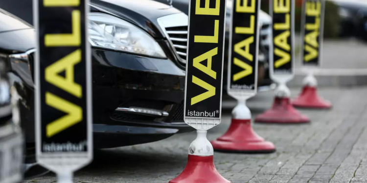 Lüks restoranda arabasını valeye bıraktı olan oldu: 27 bin 800 Euro bulunan zarfı çalındı