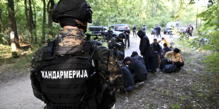 Macaristan sınırına ağır silahlı ekipler gönderdiler