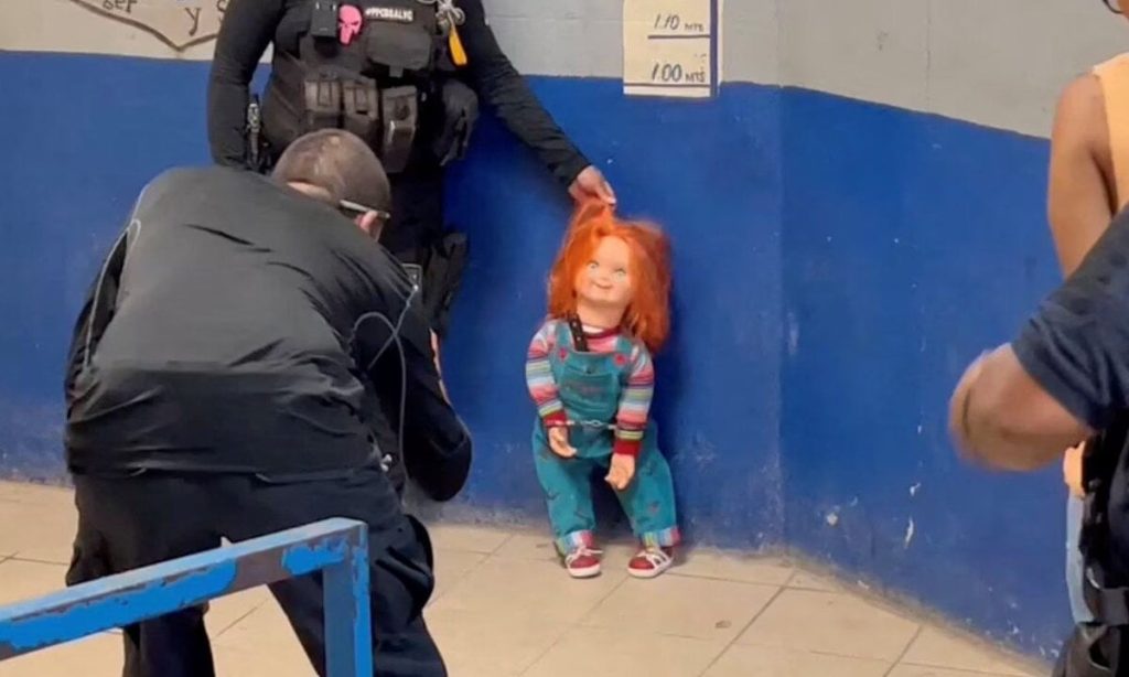 Meksika polisi 'şeytan bebek' Chucky'i gözaltına aldı: Saçlarından tutup sabıka fotoğrafı çekti